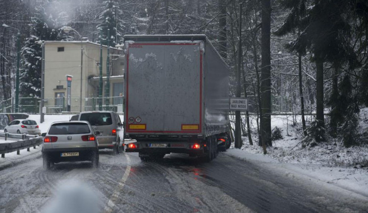 Na větší části Jihočeského kraje sněží, nejvíc na Prachaticku