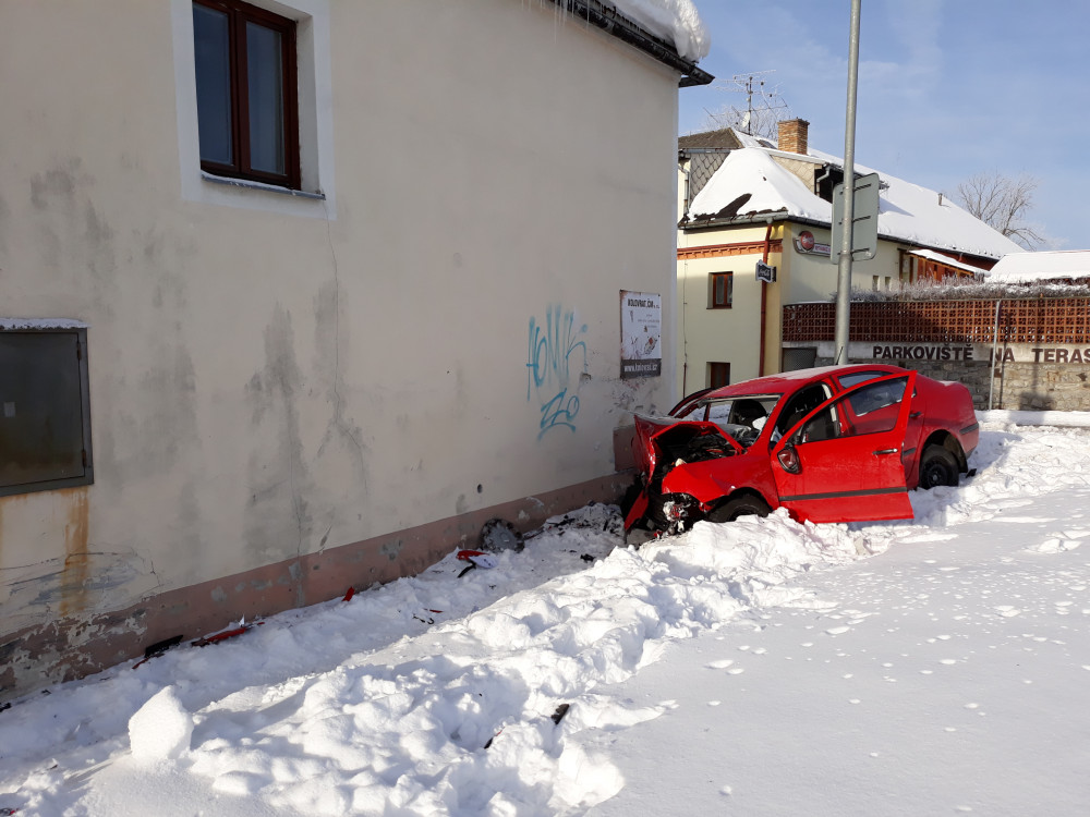 V Černé v Pošumaví narazilo auto do rodinného domu. Řidič byl v kritickém stavu převezen do nemocnice