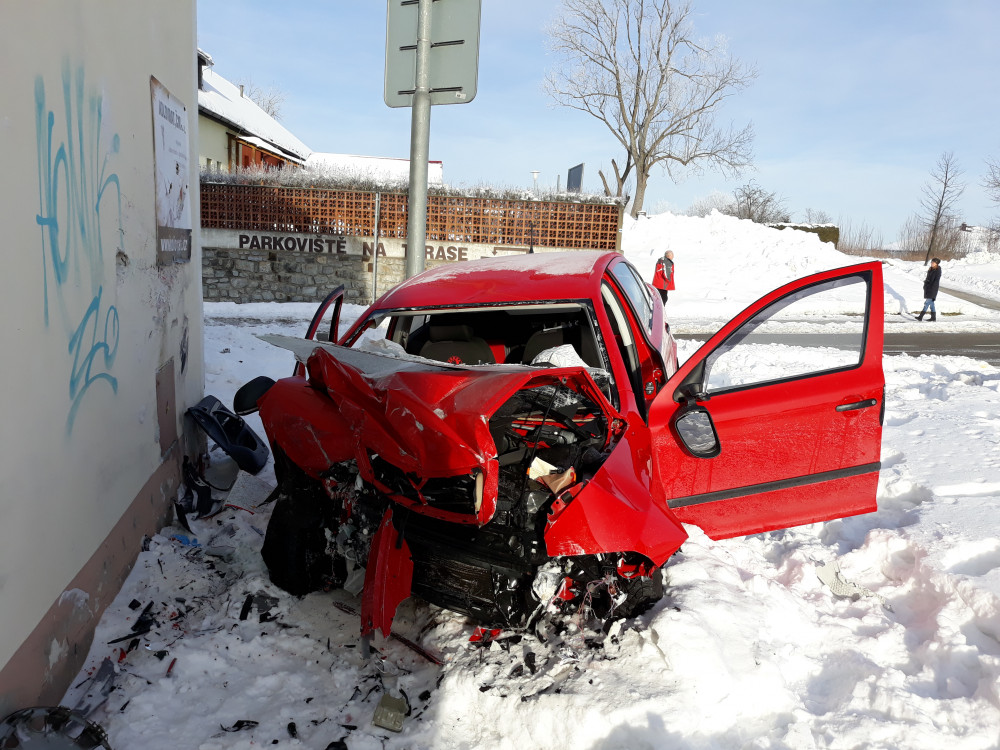 V Černé v Pošumaví narazilo auto do rodinného domu. Řidič byl v kritickém stavu převezen do nemocnice