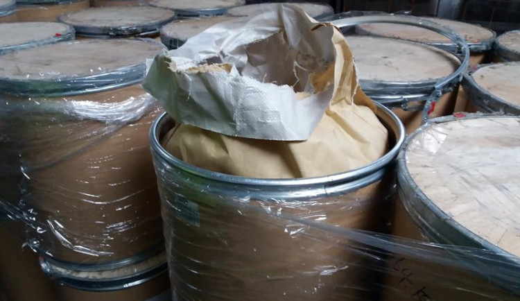 Celníci zadrželi v letadlech z Číny tři tuny látky na výrobu drog.