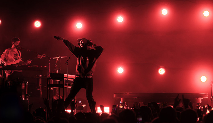 FOTO: Z povalování na pohovce do nabušené show od Bastille, která rozdunila Karlín