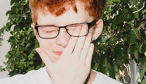 Mladý britský písničkář Cavetown zazpívá o tom, o čem mladí neradi mluví