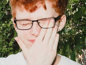 Mladý britský písničkář Cavetown zazpívá o tom, o čem mladí neradi mluví