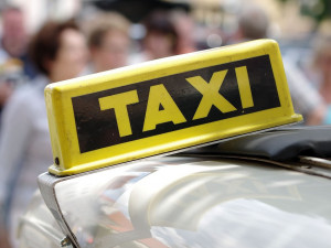 Taxíky nebudou muset mít taxametr, schválila to vláda