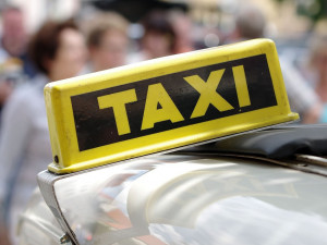 Taxíky nebudou muset mít taxametr, schválila to vláda