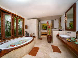 Opustili všechny a všechno, co jsme milovali. Sbalili celý svůj život do dvou kufrů, vzpomíná „Bába na Bali“.