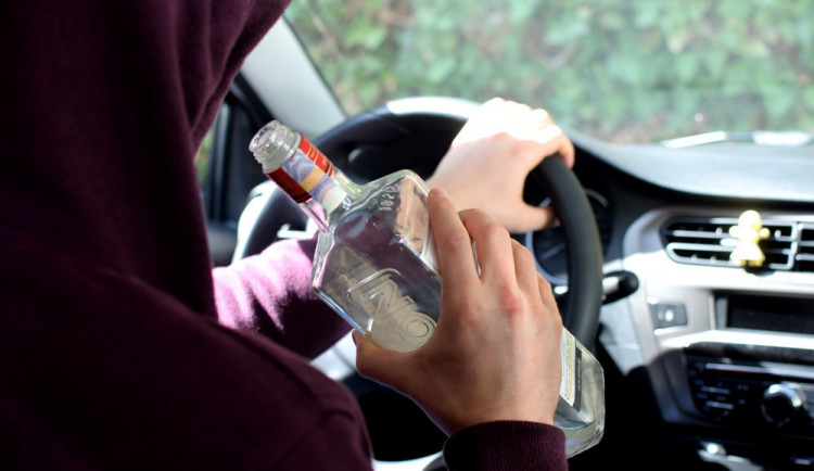 Cizinec za volantem Felicie nadýchal přes jeden a půl promile. Skončil v policejní cele