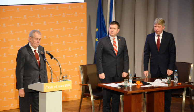Zeman v Hradci slíbil ČSSD podporu v květnových evropských volbách.