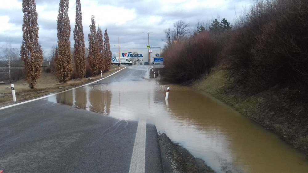 Havárie vody u bazénu Evžena Rošického. Zaplavena byla i přilehlá křižovatka