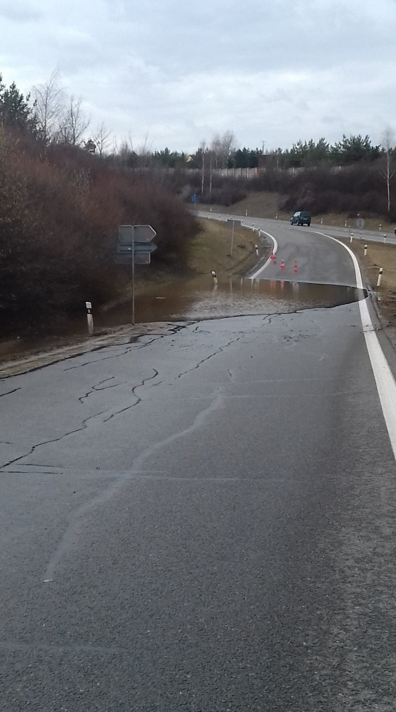 Havárie vody u bazénu Evžena Rošického. Zaplavena byla i přilehlá křižovatka