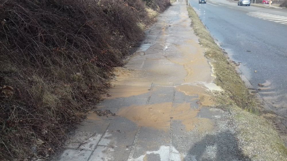 Havárie vody u bazénu Evžena Rošického. Zaplavena byla i přilehlá křižovatka