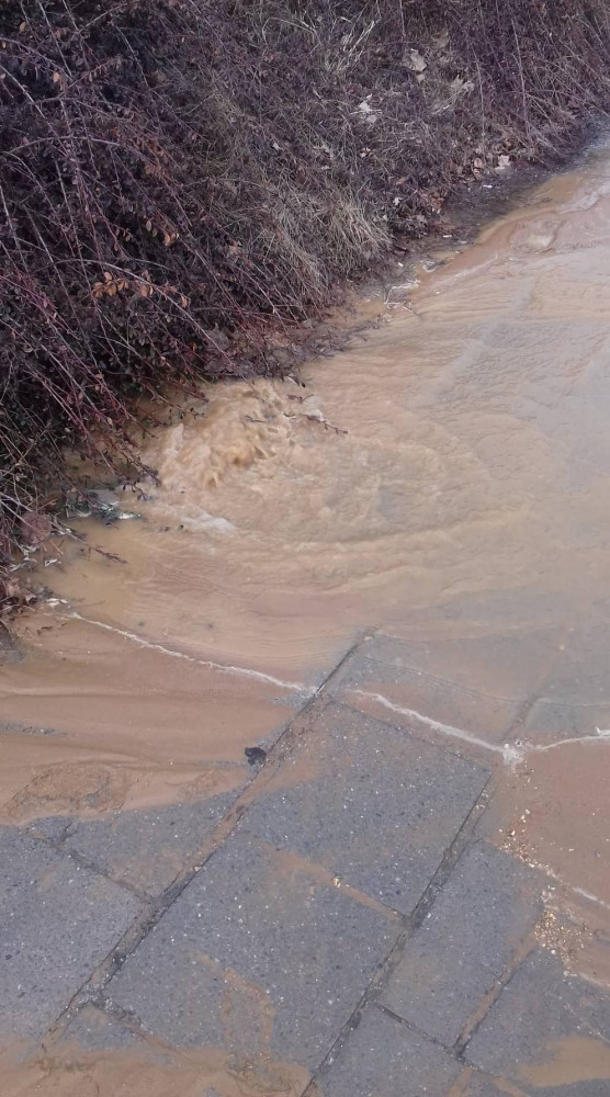 Havárie vody u bazénu Evžena Rošického. Zaplavena byla i přilehlá křižovatka