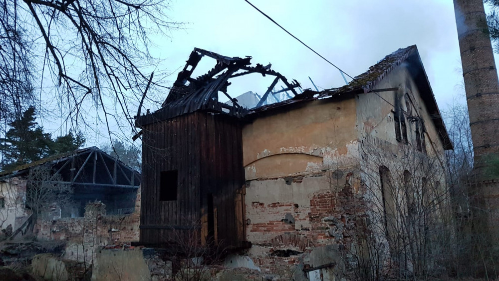 Ve Stráži nad Nežárkou začal hořet bývalý lihovar. Hasiči vyhlásili druhý stupeň poplachu