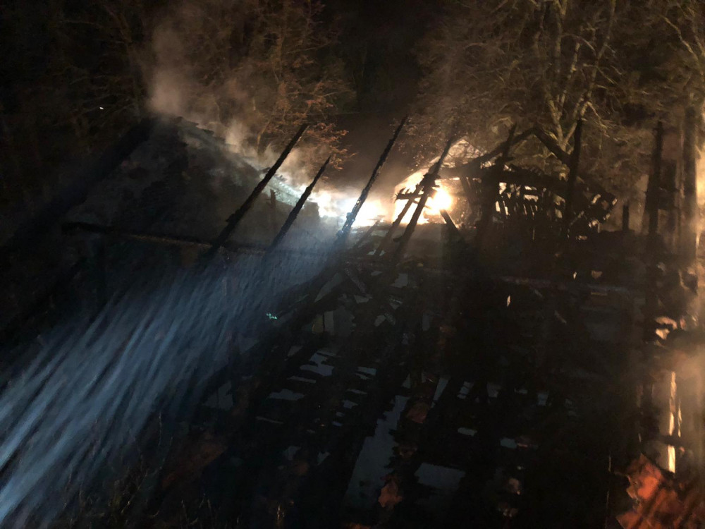 Ve Stráži nad Nežárkou začal hořet bývalý lihovar. Hasiči vyhlásili druhý stupeň poplachu