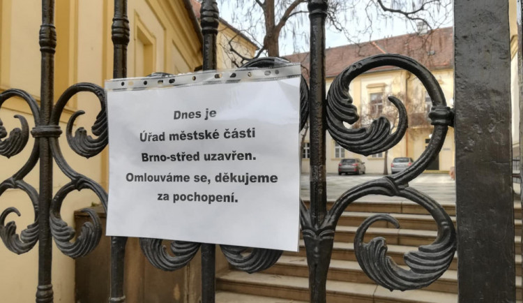 Po razii na radnici Brna-středu bylo v noci obviněno devět lidí.