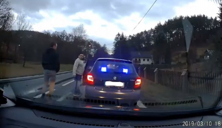 Záběr z videa, které zachycuje falešného policistu.