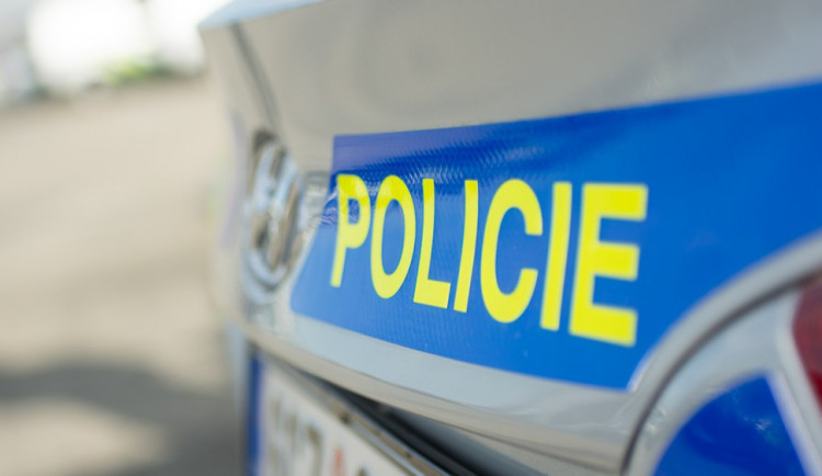 Muž pomohl nezletilé dívce s nabitím telefonu, pak jí ho ukradl. Policie ho dopadla