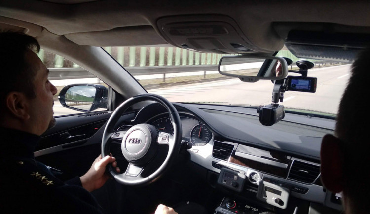 VIDEO: Policie na D11 nasadila do boje se zloději aut Audi A8