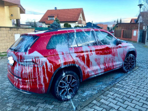 Prostějovské zastupitelce někdo polil auto barvou. Zajímala se o hospodaření městské firmy Dřevo Prostějov