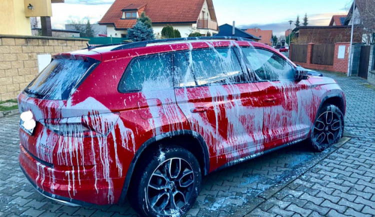 Prostějovské zastupitelce někdo polil auto barvou. Zajímala se o hospodaření městské firmy Dřevo Prostějov.