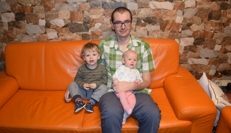 Jakub Rychlík se svými dětmi.