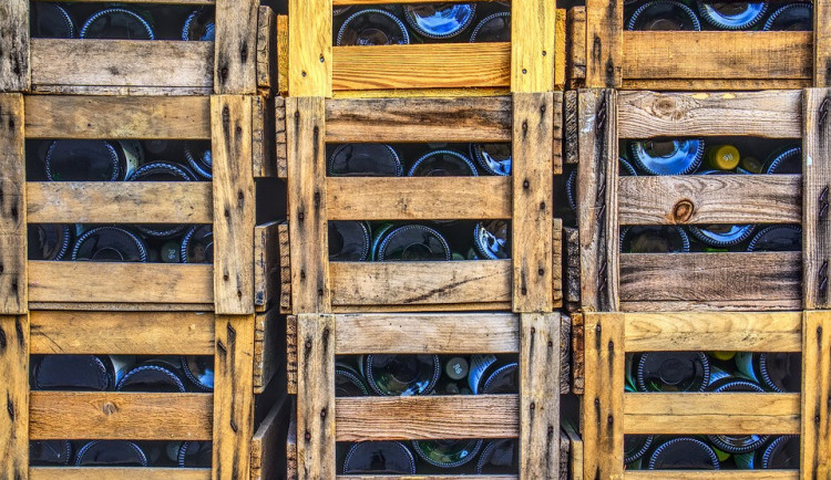 Zloděj ukradl dírou v plotě sklepní kóje 28 lahví alkoholu. Teď mu hrozí i vězení