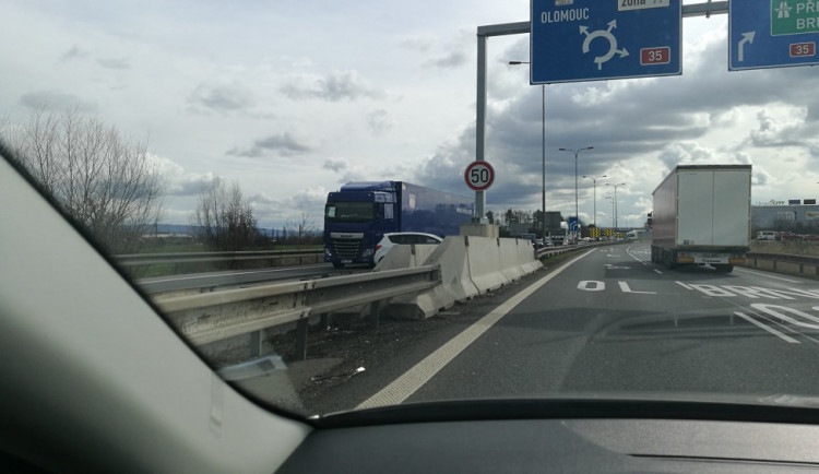 AKTUÁLNĚ: Provoz u Globusu zablokovala nehoda kamionu a osobního auta