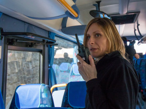 Policisté si na řidiče nově posvítí autobusem, vidí i do kabiny kamionů.