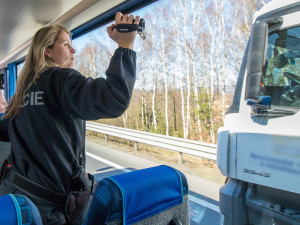 Policisté si na řidiče nově posvítí autobusem, vidí i do kabiny kamionů.