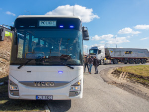 Policisté si na řidiče nově posvítí autobusem, vidí i do kabiny kamionů.