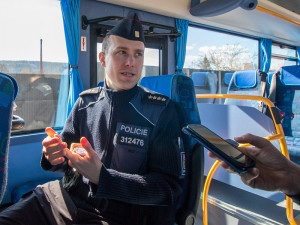 Policisté si na řidiče nově posvítí autobusem, vidí i do kabiny kamionů.