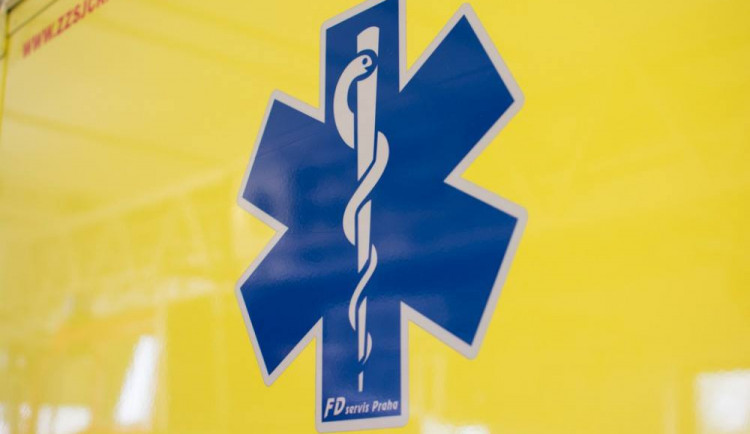 Šestadvacetiletý muž strčil v práci nohu do lisu. Skončil v nemocnici