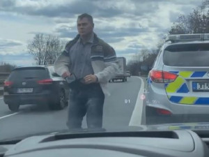 VIDEO: Podivná kontrola u Prostějova. Policista v civilu zastavil řidiče přímo na dálnici