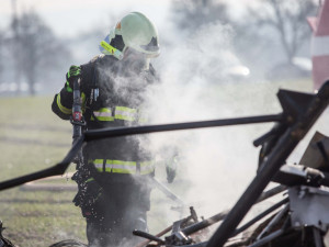 U Slavoňova na Náchodsku spadl vrtulník. Dva lidé zemřeli.