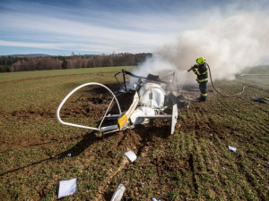 U Slavoňova na Náchodsku spadl vrtulník. Dva lidé zemřeli.