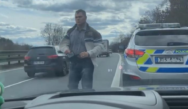 Podivná kontrola u Prostějova. Policista v civilu zastavil řidiče přímo na dálnici.