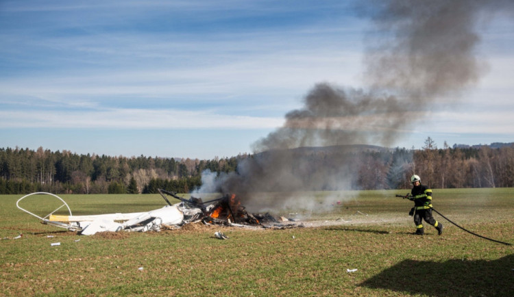 U Slavoňova na Náchodsku spadl vrtulník. Dva lidé zemřeli.