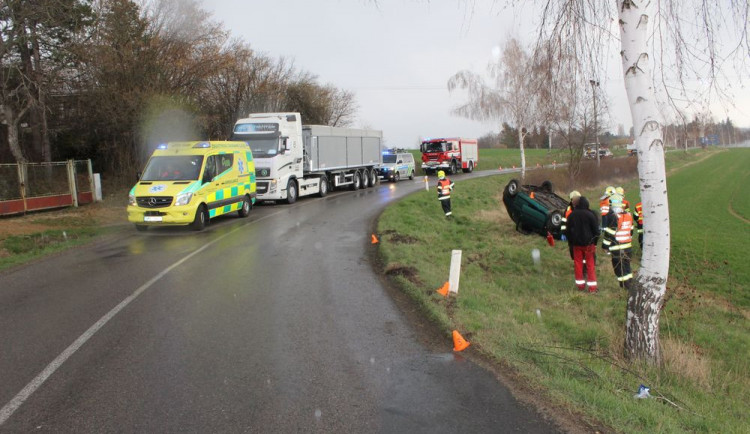 Řidička nezvládla průjezd zatáčkou. Auto skončilo na střeše