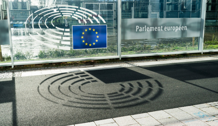 VIDEO: Europoslanci budou hlasovat o kontroverzní směrnici o copyrightu