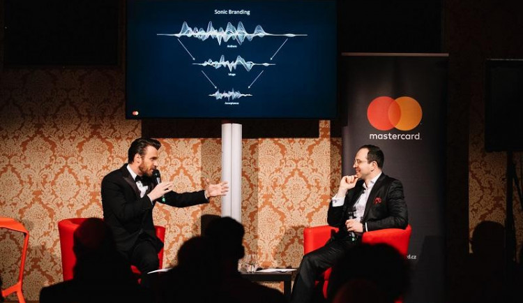 Mastercard zavádí zvukovou znělku, placení kartou bude mít svou melodii.