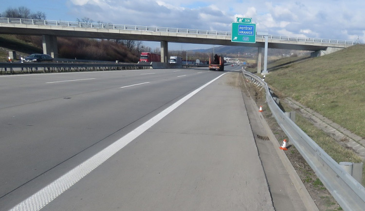 Řidič najel do svodidel u dálnice a pokračoval v jízdě. Policie pátrá po svědcích nehody