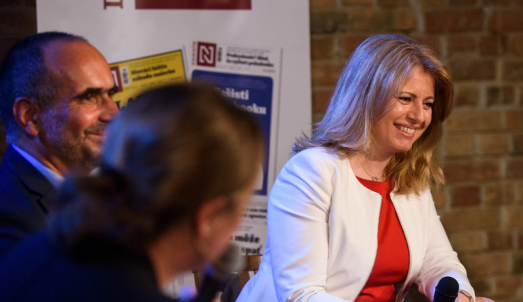 Slováci rozhodnou, zda novým prezidentem bude Čaputová či Šefčovič.