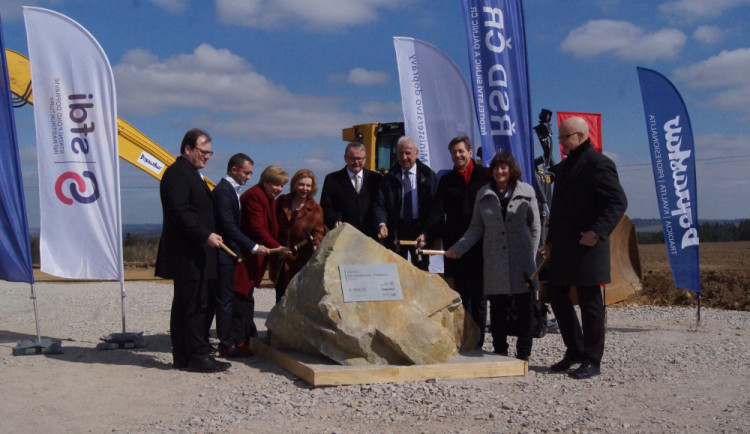Slavnostním poklepáním dnes začala stavba obchvatu Budějc. O zpoplatnění bude ministerstvo jednat.