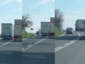 VIDEO: Další nebezpečné předjíždění. Kamioňák o kousek minul osobní auto