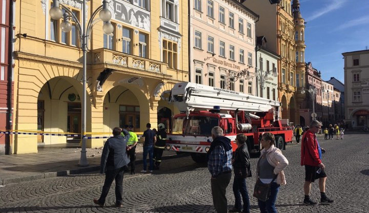 Z jedné budovy na budějckém náměstí upadl obří kus omítky. Nikoho naštěstí nezranil.