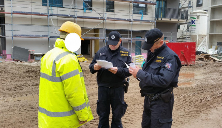 FOTO: Zátah na cizince. Policie kontrolovala pracovníky na stavbách v Ruprechticích a Masaryčce