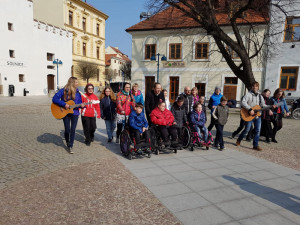 VIDEO: Tomáš Klus natáčel s Arpidou klip na budějckém náměstí. Střihli si známou Marii