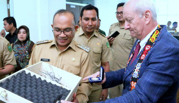 Zoo Liberec předala v Indonésii ocenění za mimořádný přínos v ochraně přírody