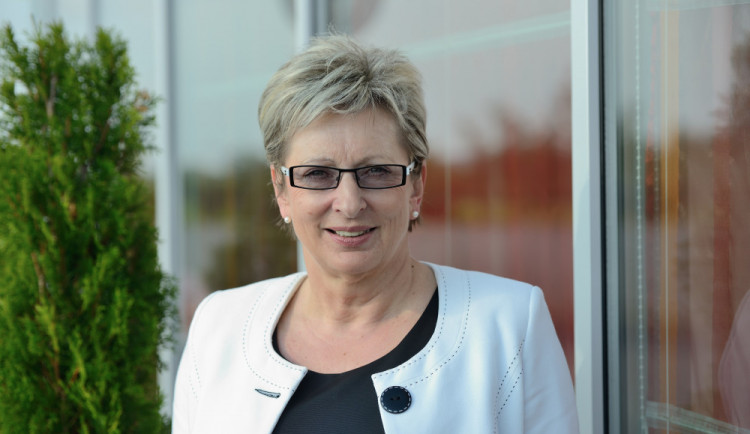 Polovina senátorů požádala Babiše o odvolání Novákové