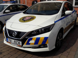 Olomoučtí strážníci budou jezdit novými elektromobily.